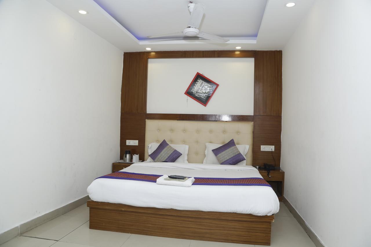 Vishal Hotel By Comfort Rooms Nova Deli Exterior foto